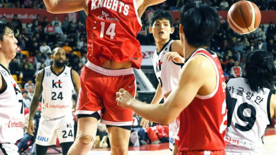 [포토]KT 정창영 수비에 공을 놓치는 SK 최부경