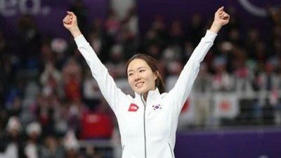‘빙속여제’ 이상화의 여자 500m 36초36의 아성이 정확히 12년 만에 깨졌다.
..네덜란드 펨케 콕, 36초09로 0.27초나 앞당겼다