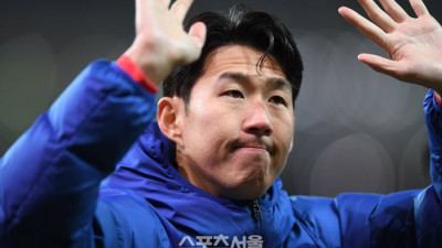 [포토] 관중에 인사하는 손흥민