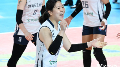 칭찬에 인색한 김종민 감독도 함박웃음 짓게 하는 이지윤… “여유가 넘친다.
 기본기 좋고, 이단연결은 팀 내에서 제일 잘한다” [화성 현장 프리뷰]