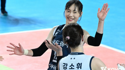 ‘리시빙 아포짓’에서 리베로 변신은 대성공… 도로공사 선두 질주의 숨은 공신 문정원 “아직 부족해. 서브는 원없이 때렸으니 미련 없어요” [남정훈의 오버 더 네트]