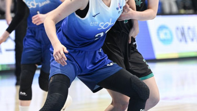 ‘초강력 수비-압도적 리바운드’ 신한은행 미친 경기력, 질 이유가 없었다…최윤아 감독 ‘첫 승’ [SS시선집중]