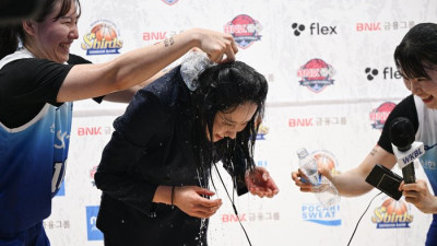 첫 승 물세례에 기쁨 대신 ‘옷 어쩌지?’…‘T’다운 최윤아 감독, 경기력도 완벽했다 [SS시선집중]