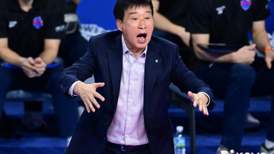 IBK 김호철 감독, 지휘봉 내려놓는다… “오늘까지인 것 같다.
 오늘을 마지막으로 내려놓겠다”