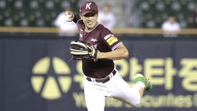 송성문, 은퇴선수들이 뽑은 올해 최고의 선수 영예… 최고 신인은 안현민