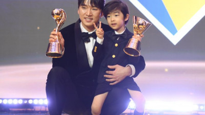 [포토] 도루상-중견수 수비상 받은 박해민 ‘아들과 찰칵!’