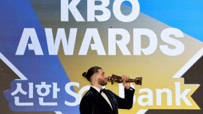 폰세, KBO리그 '최고의 별' 등극…19년만에 한화 소속 MVP