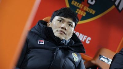 전반 3실점에 아쉬운 패배, 강원 정경호 감독 “아직 기죽을 필요 없다”[현장인터뷰]