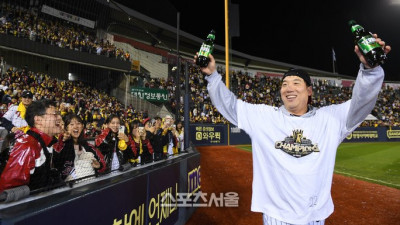 KT로 떠났지만! 김현수의 리더십만큼은 LG의 ‘핵심’이었다 [올해의 상 D-7]