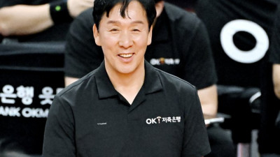 ‘2전3기’ 신영철 감독, V리그 최초 300승 ‘금자탑’…OK저축은행은 삼성화재 꺾고 5위 도약