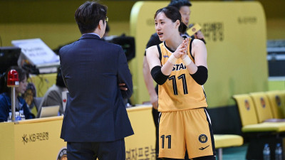 “강이슬은 리더… 너무 멋있다” 김완수 KB 감독의 엄지척