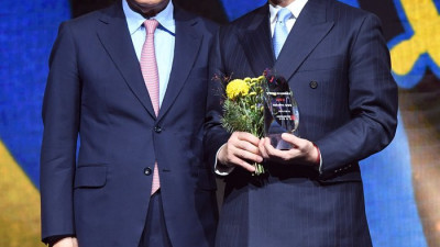 [포토]K리그2 감독상 수상하는 인천 윤정환 감독