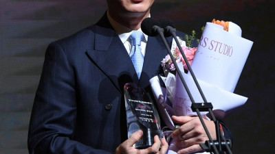 1년 만에 인천 ‘승격’ 이끈 윤정환 감독, 최초 1·2부 감독상 영예…MVP 제르소, 베스트11 인천 ‘6명’ 배출[K리그1 시상식]