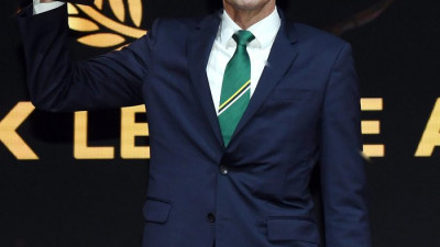 [포토]감독상 트로피 들어올리는 전북 거스 포옛 감독