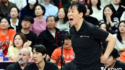 봄배구 바라보는 前 꼴찌팀… 새 역사 새긴 신영철 감독의 OK저축은행, 중위권 돌풍 일으킨다