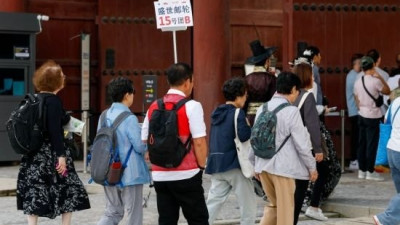 '무비자' 중국 관광객 20%↑…씀씀이는 줄었다