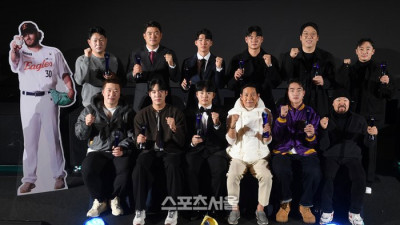 파이팅 외치는 ‘2025 올해의 상’ 수상자들   [올해의 상]