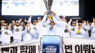 ‘통합 챔피언’ LG, 시상식에서도 빛났다! 3개 부문 수상으로 ‘최다관왕’ 등극 [올해의 상]