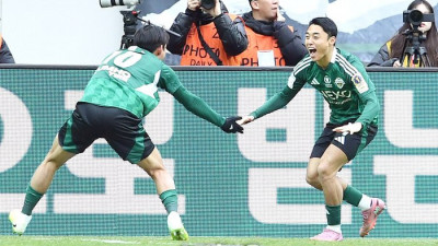 [포토]송민규와 선제골의 기쁨을 나누는 전북 이동준