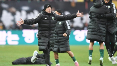 [포토]코리아컵 우승에 팬들을 향해 달려가는 전북 타노스 코치