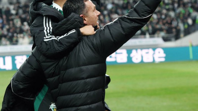 [포토]이승우 안고 팬들을 향해 다가가는 전북 포옛 감독