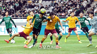 [포토]전북 박진섭의 헤더슛