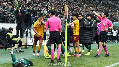 [포토]전북 이승우 넘어뜨리고 레드카드 받는 광주 조성권