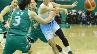 [포토] 미츠키 ‘이거 받아 줘’