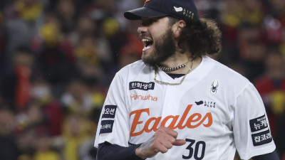 폰세의 화려했던 2025년, 황금장갑 화룡점정… “난 한화의 일원, 항상 기억하겠다”