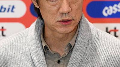 취재진 질문에 답하는 홍명보 감독 [포토]