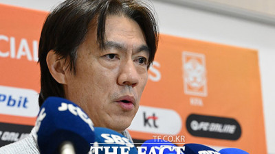 조 추첨 마치고 귀국한 홍명보 월드컵에 쉬운 조는 없다 [TF사진관]