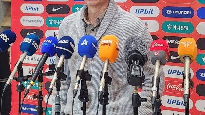 앞으로 중요한 3개월 … 귀국한 홍명보 선수들 컨디션 체크가 주안점