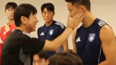 인사였나 폭행이었나…신태용 '뺨' 논란 재점화