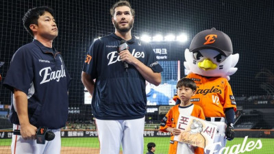 “나의 형제 지환에게”…폰세, 통역에게 ‘1200만원 침대’ 통 크게 남기고 떠났다 [SS비하인드]