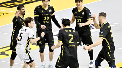 ‘홈 스윗홈’ 최하위 잡고 4연패 탈출한 KB손해보험… 삼성화재는 구단 최초 10연패 수렁