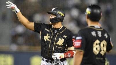 투혼의 슬라이딩과 뜨거운 눈물…‘전격 은퇴’ 황재균, 창피하고 싶지 않았다 [SS시선집중]