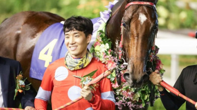 연말 서울경마 빛낸 쌍경사…정정희 기수 200승·박윤규 조교사 400승 달성