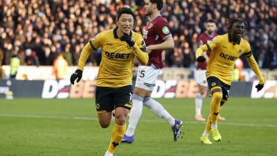 ‘1골1도움’ 황희찬 어쩌나, 울버햄턴 EPL ‘첫 승’ 이끌고도 또 부상에 웃지 못했다…61분 뛰고 쓰러져 교체