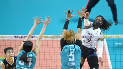 ‘최고 외인’ 실바에 밀리지 않는 모마, 괜히 6년을 버틴 게 아니다…도로공사 독주 이끄는 장수 외인