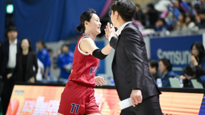 ‘트리플더블’ 강이슬 맹활약…‘판정 불만’ 징계로 어수선한 KB 분위기 다잡았다 [SS포커스]