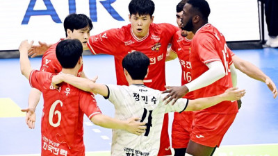 박철우 대행의 우리카드 ‘뒷심’이 더 강했다…블로킹 10-17 열세에도 한국전력 제압[현장리뷰]