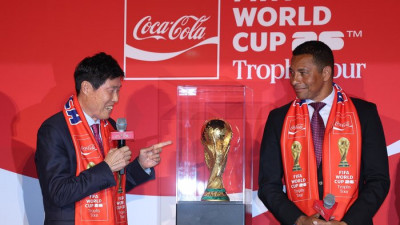 월드컵 ‘트로피’ 바라본 레전드 차범근 전 감독 “갖고 싶어도 가질 수 없어 ‘미운’ 감정이 든다”[SS현장]