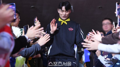 [포토]LG 유기상, 팬들과ㅏ 하이파이브 나누며!