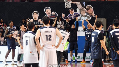 [포토]문경은 감독의 자유투를 방해하는 선수들