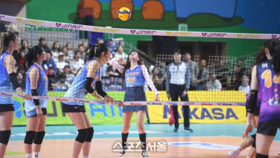 [포토] 서브 넣는 신예원 아나운서