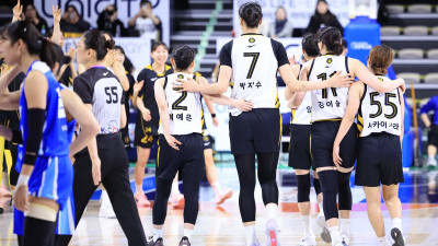 [SW비하인드] 흐름 바꾼 KB의 하프타임…라커룸에서 나눈 선수들의 대화 “어떤 게 더 나은 것 같아?”