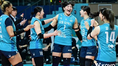 고졸 신인 리베로 김효임이 쏘아올린 ‘서브쇼’ 7방이 만들어낸 기적...GS칼텍스, 흥국생명에 리버스 스윕으로 엿새 전 패배 설욕하며 봄 배구 희망 이어갔다 [장충 현장 리뷰]