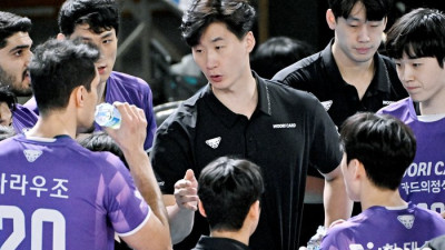 아직 포기는 이르다…박철우 대행과 ‘벌떼’ 배구, 6위 우리카드 후반기 ‘추격자 모드’