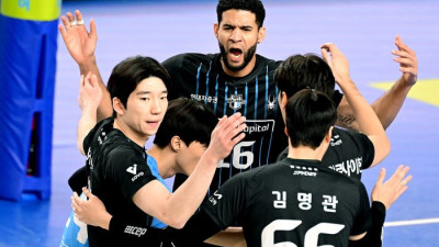 강력한 ‘삼각 편대’와 서브에 블로킹 15개…OK저축은행전 ‘열세’ 극복한 현대캐피탈, 2위 대한항공과 4점 차 선두[현장리뷰]