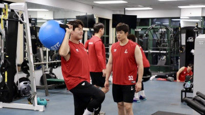 “명준아, 우리 운동 GO?” 거포 유망주에 손 내민 ‘통산 276홈런’ 김재환…SSG ‘이적생 효과’ 순항  [SS시선집중]